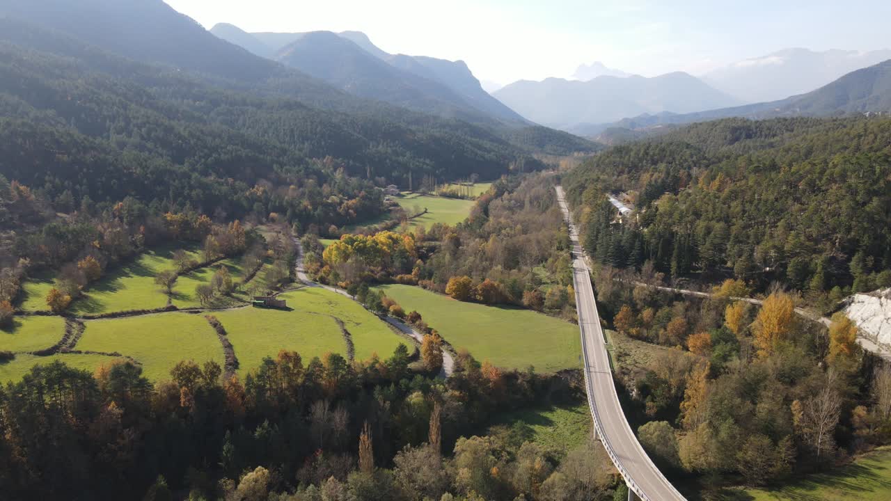 vistas aéreas de las montañas de los pirineos españoles en otoño