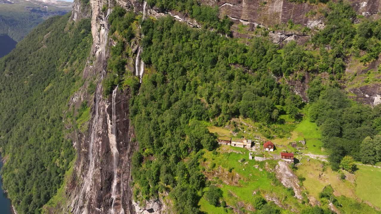 el dron orbita sobre la granja de la montaña, la cascada de las siete hermanas.