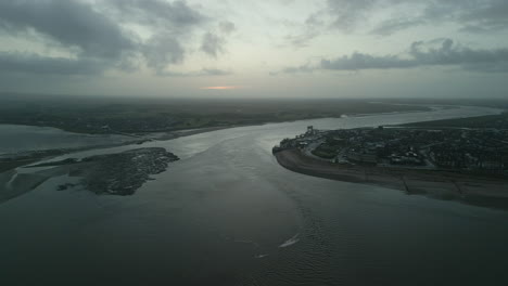 Annäherung-An-Die-Flussmündung-In-Der-Morgendämmerung-Im-Winter-Zum-Fischereihafen-Von-Fleetwood