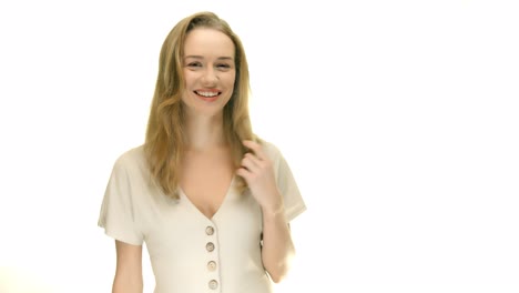 encantadora mujer positiva sonriendo y coqueteando a la cámara