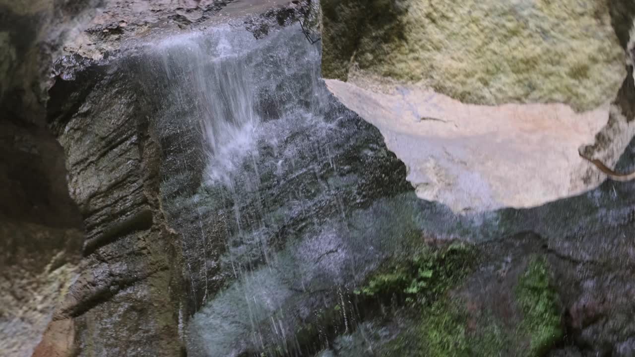base de cascada de disparo de vórtice en el bosque 4k 30fps