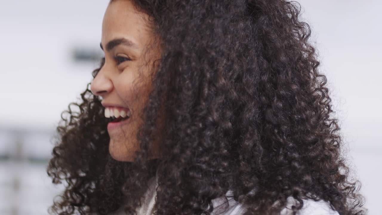 primer plano de la maestra de escuela infantil milenaria sentada en el aula hablando, tiro en la cabeza