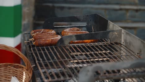 Salchichas-Jugosas-De-Alheira-Asadas-Sobre-Carbón,-Barbacoa-Portuguesa