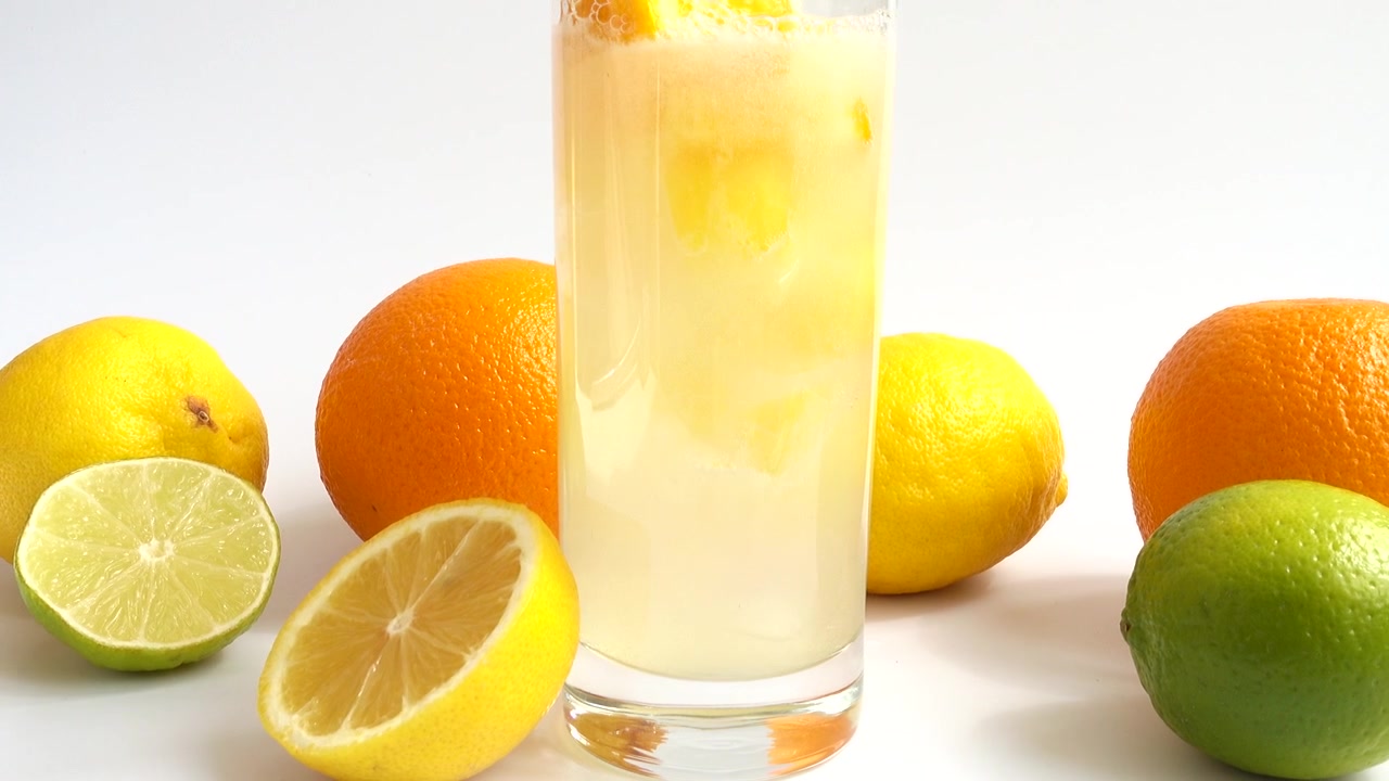 Preparazione di limonata con ghiaccio e arancia