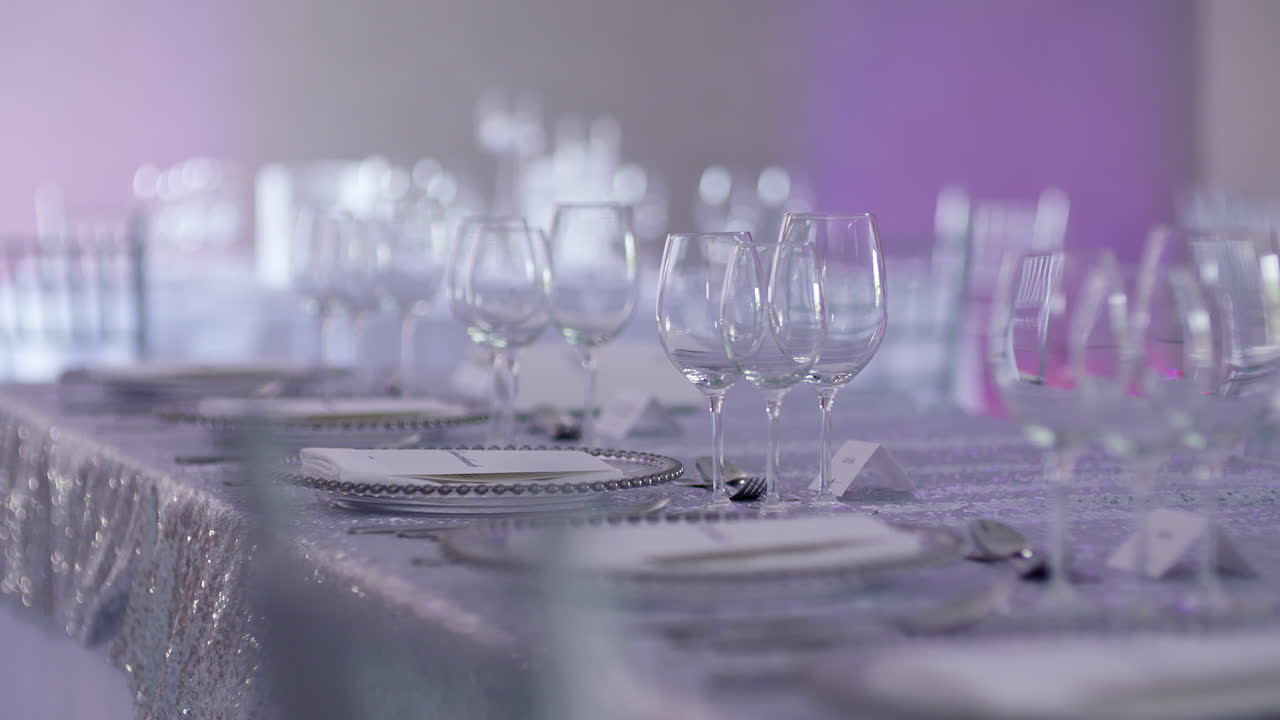 Tavolo lussuosamente decorato per cena di matrimonio 2