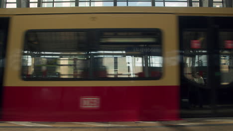 s-bahn-s-zug, der vom bahnsteig in berlin, deutschland abfährt