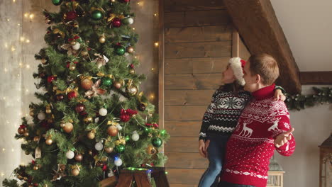 Glücklicher-Vater-Und-Tochter,-Die-Spaß-Haben-Und-Zu-Hause-In-Der-Nähe-Des-Weihnachtsbaums-Tanzen