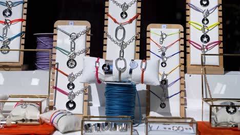 una tienda o mercado iluminado con joyas, collares y pulseras para la venta