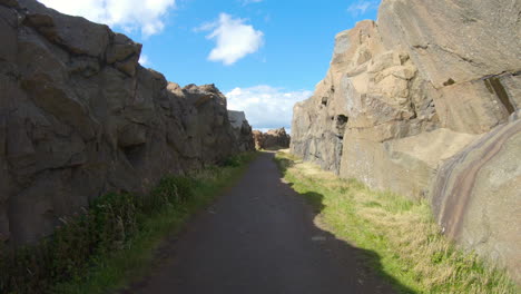 4K-Aufnahme-Eines-Fußwegs-Zwischen-Zwei-Großen-Felsen-In-Varberg,-Schweden