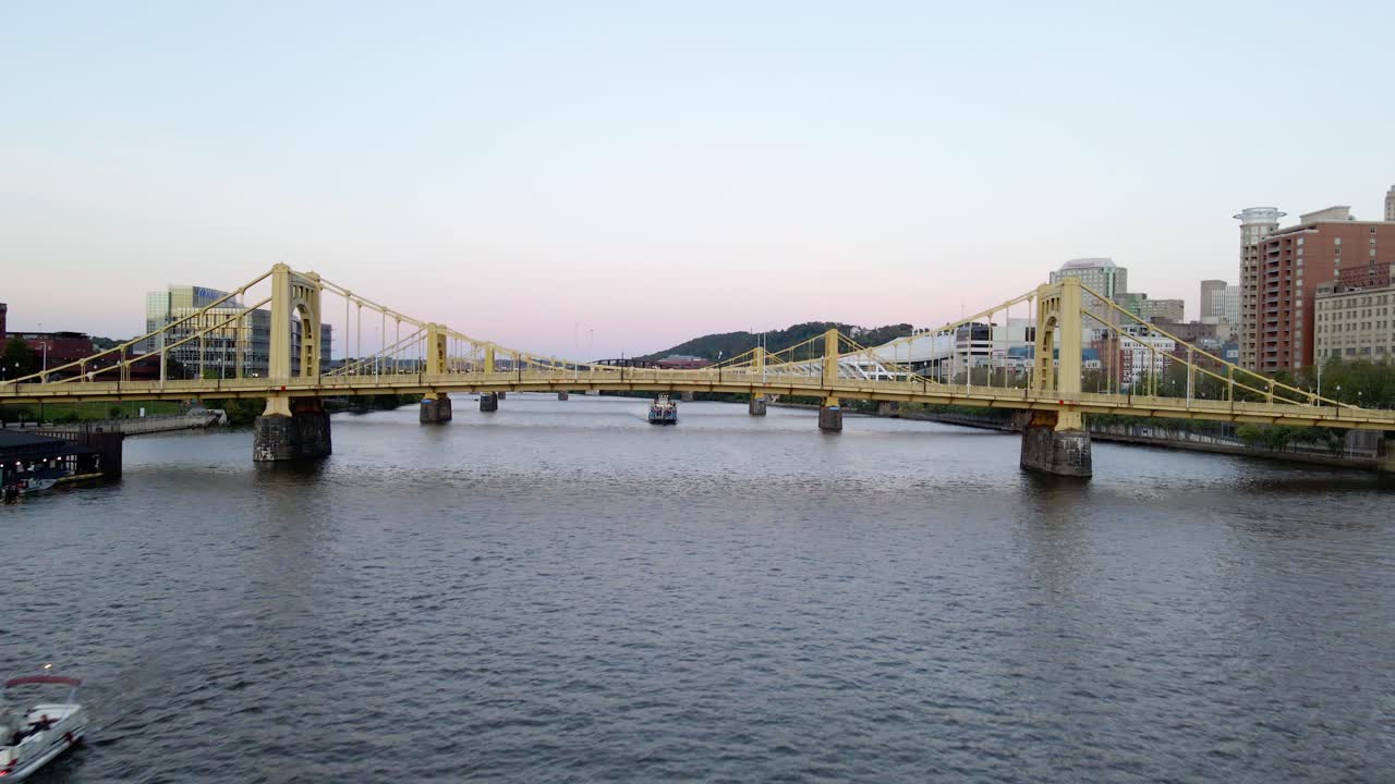 미국 피츠버그의 다채로운 저녁 앨러게니 강의 다리를 향해 낮은 공중 드론 전망
