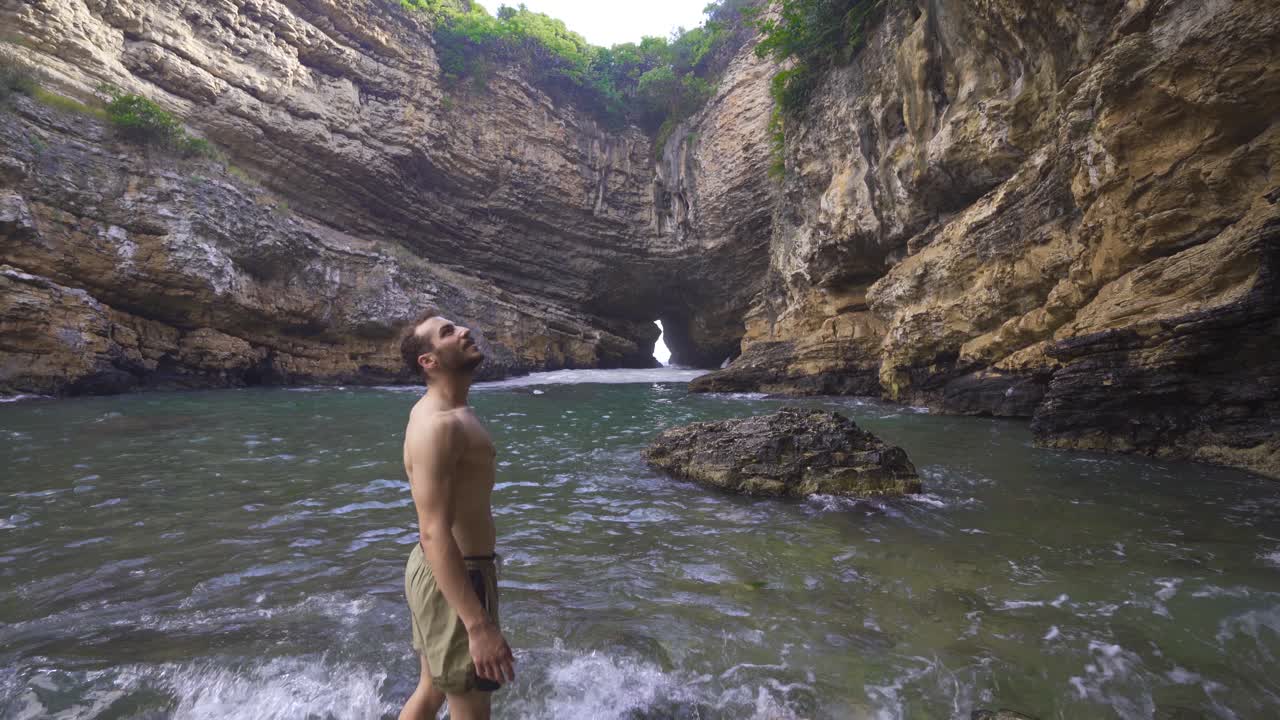 un joven libre disfrutando de la vida.