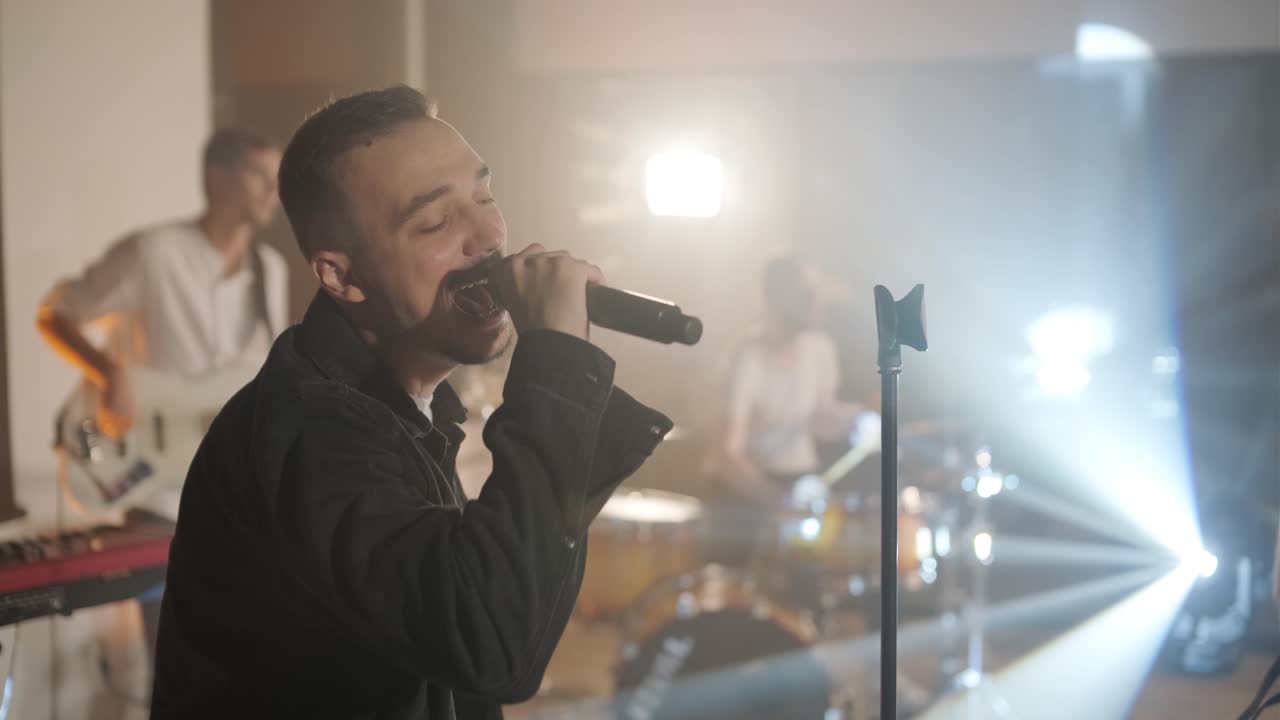 actuación en vivo de la banda con cantante, bajista, pianista, baterista y guitarrista