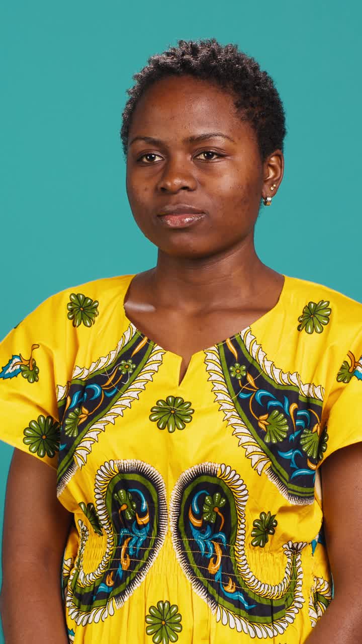 Donna africana che indica e parla su sfondo verde acqua
