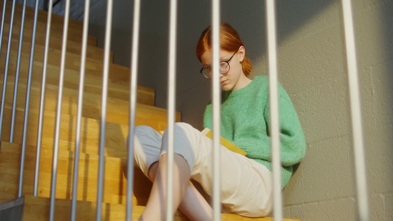 계단에서 읽는 소녀