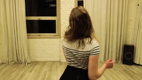 주위를 도는 십대 여성 댄서