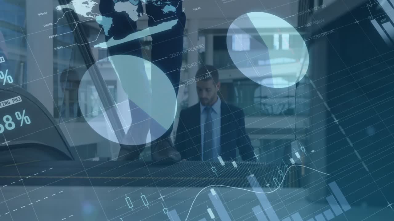 animación del procesamiento de datos financieros sobre un empresario biracial que usa un teléfono inteligente