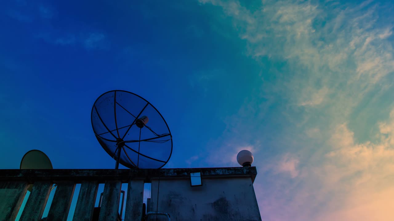 안테나 통신 위성 접시 및 하늘