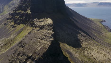 Drohne-Umkreist-Einen-Messerscharfen-Gipfel-In-Island-In-Den-Westlichen-Fjorden-Des-Svalvogar-Gebirges