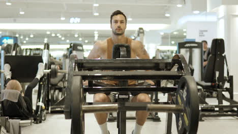 hombre entrenando los músculos inferiores del pecho en sentado disminución de la palanca máquina de prensa de pecho en dym - movimiento lento vista frontal