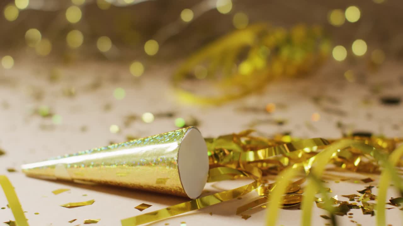 video de la parte de oro cono y serpentinas en rosa pálido