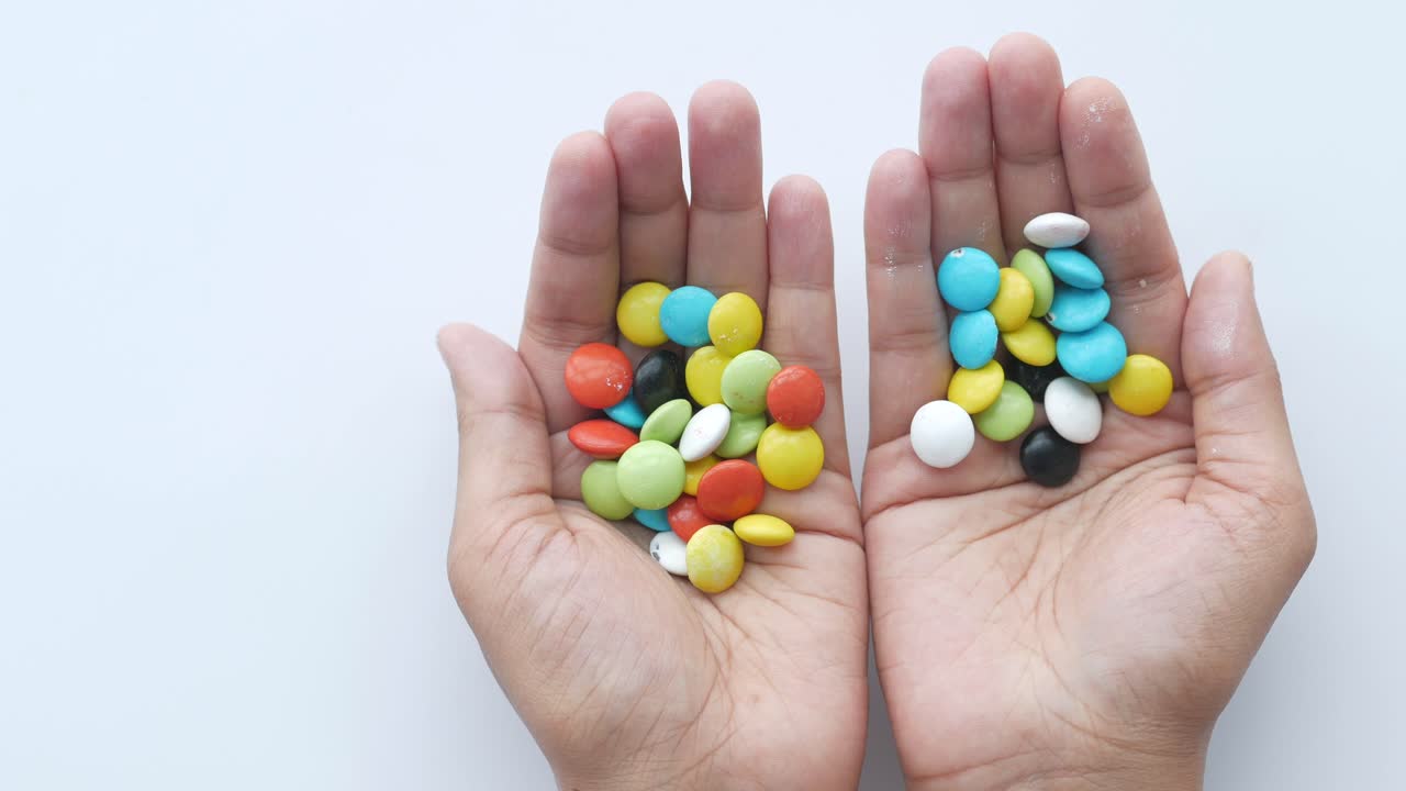 dulces de colores en las manos