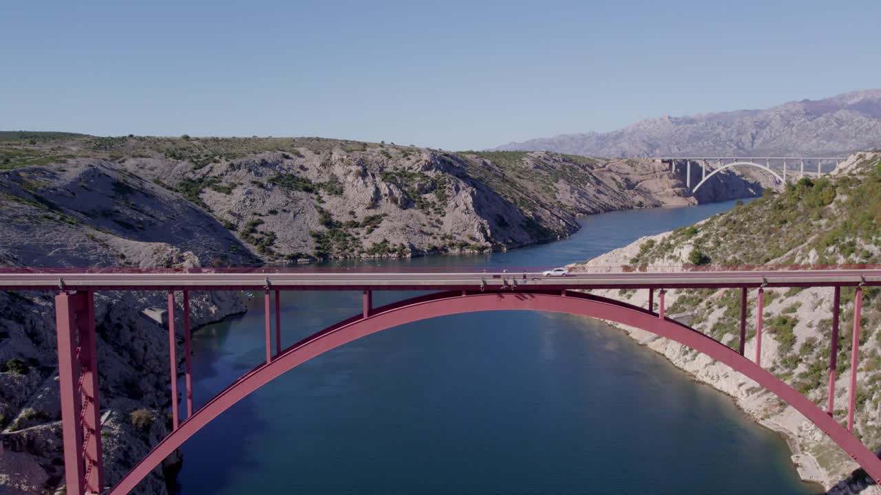 Vista panorámica de carretera y puente que se extienden sobre el agua, Maslenica, Zadar, Croacia