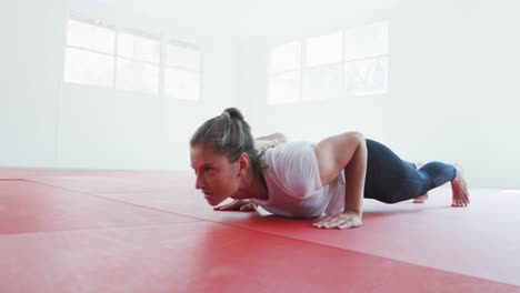 Mujer-Caucásica-Haciendo-Flexiones