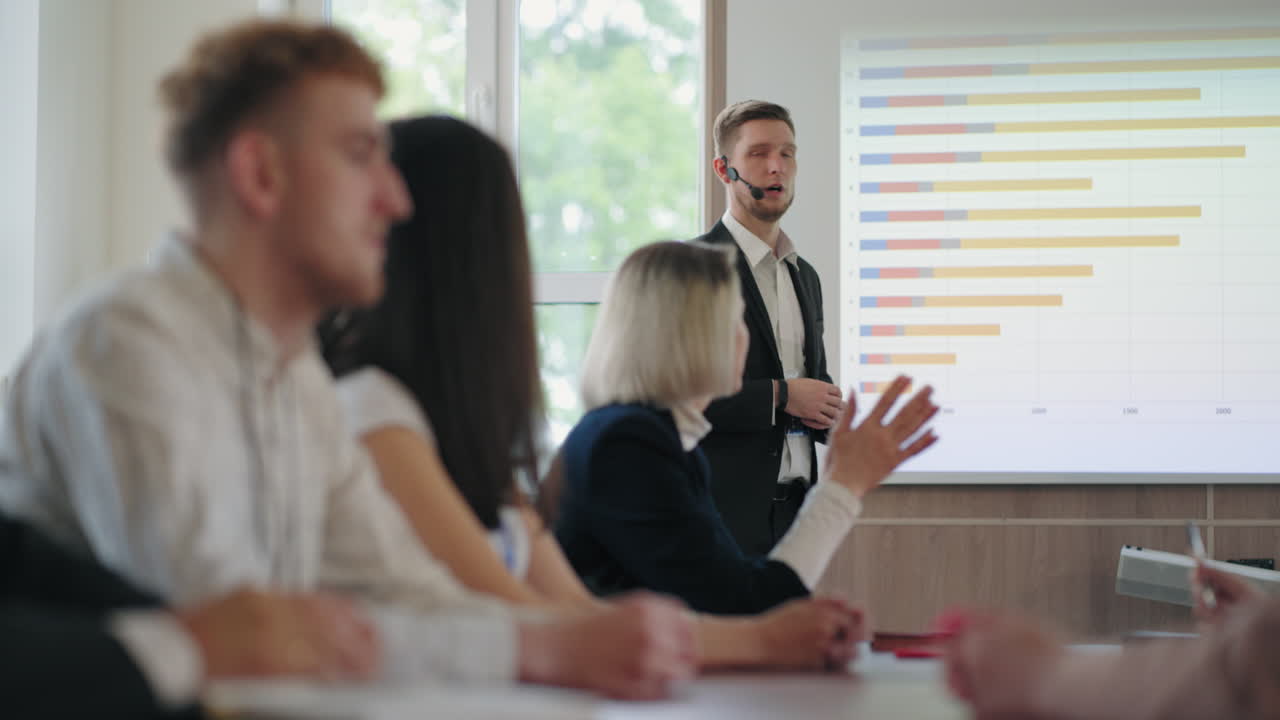 el entrenador de negocios está hablando en una conferencia de marketing para personas de negocios. la gente está aplaudiendo.