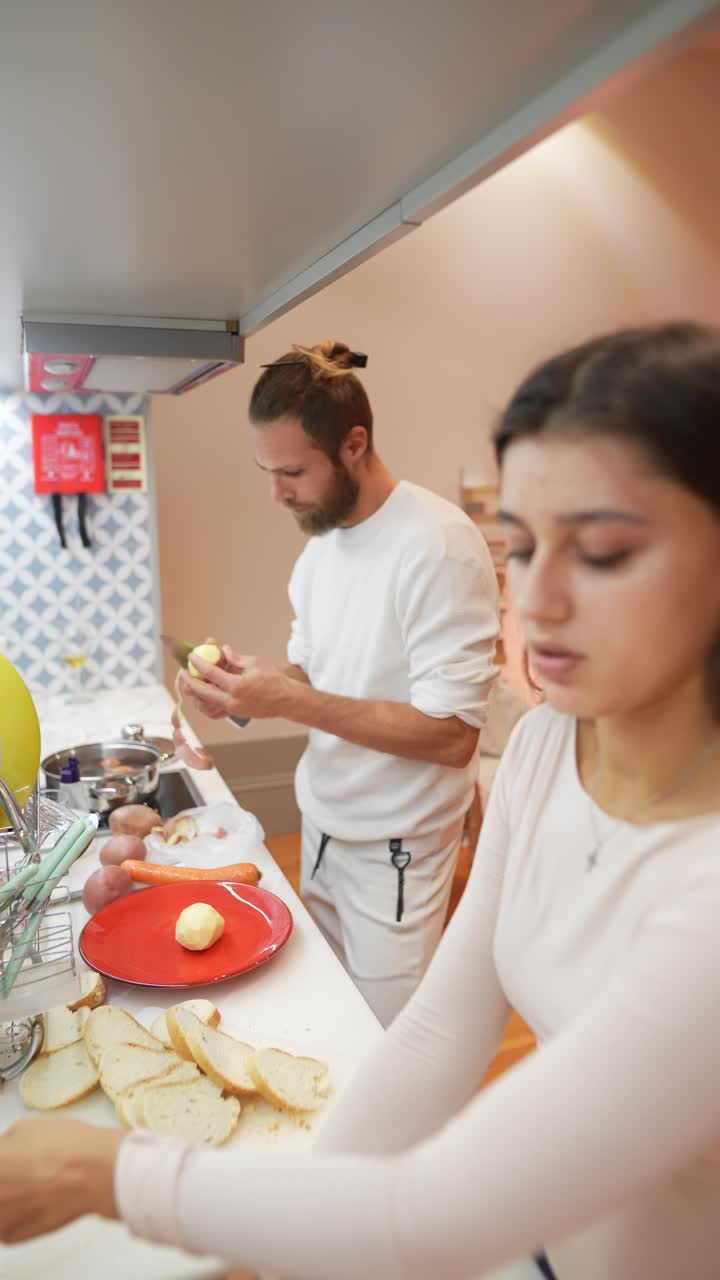 Una coppia che cucina insieme a casa