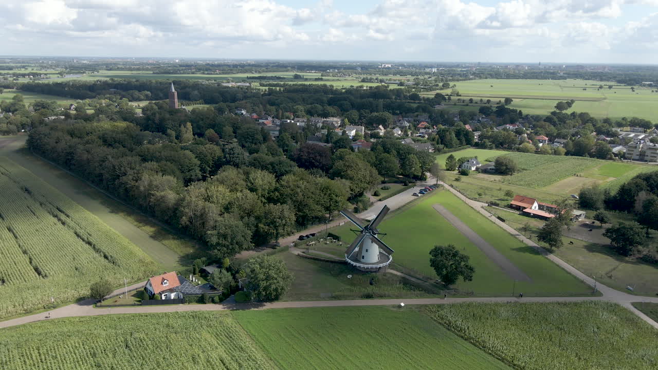 농촌 지역의 전통적인 풍차의 높은 정적 개요