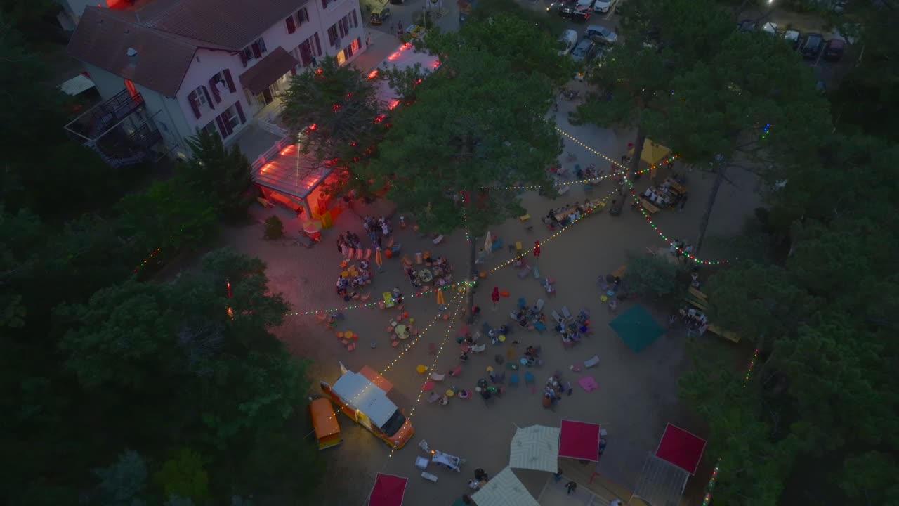 En surfpremiere filmet med drone om natten, Jo og Joe Hossegor