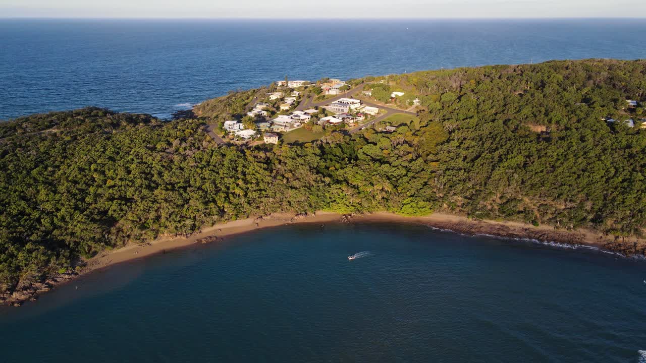 sendero para caminar round hill creek y cabañas de vacaciones en una ciudad costera boscosa