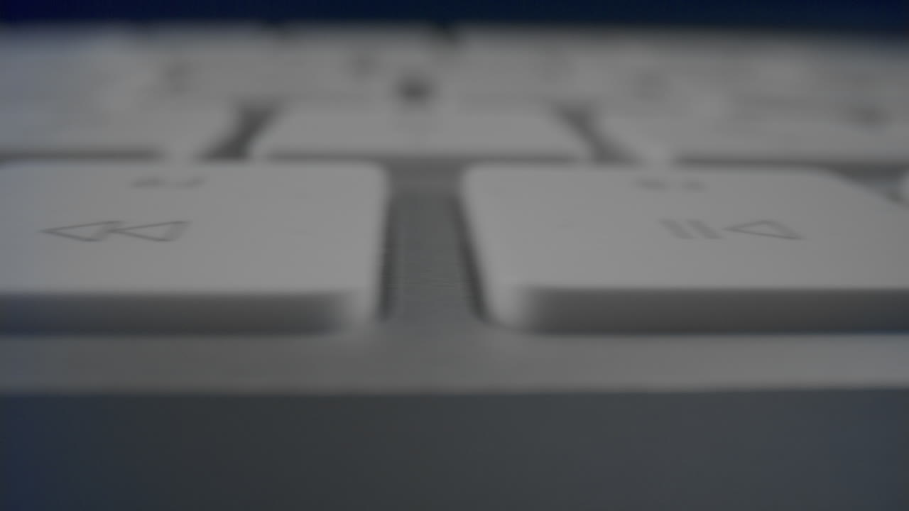 세부적으로 컴퓨터 키보드의  ⁇  버튼. 테이블에 있는 현대적인  ⁇  키보드