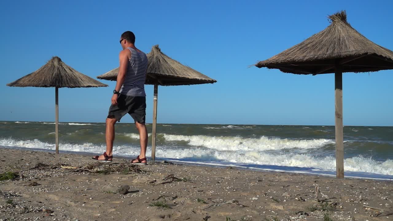L'uomo cammina sulla spiaggia. Movimento rallentato
