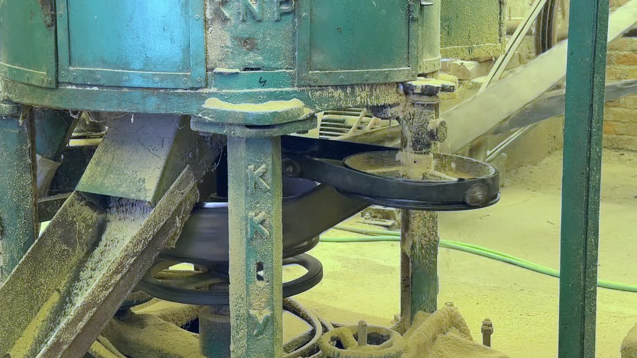 arroz blanco terminado que sale de la máquina de moler arroz