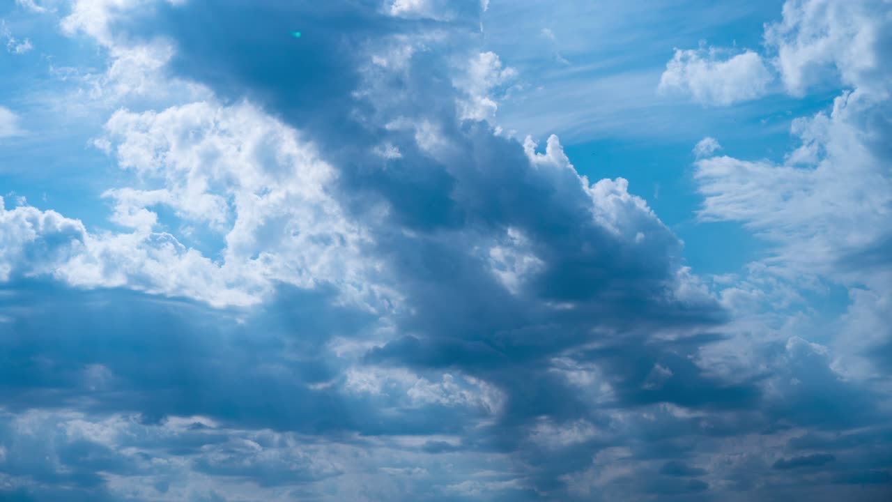 el lapso de tiempo las olas blancas y esponjosas flotan a través del cielo azul en un día soleado