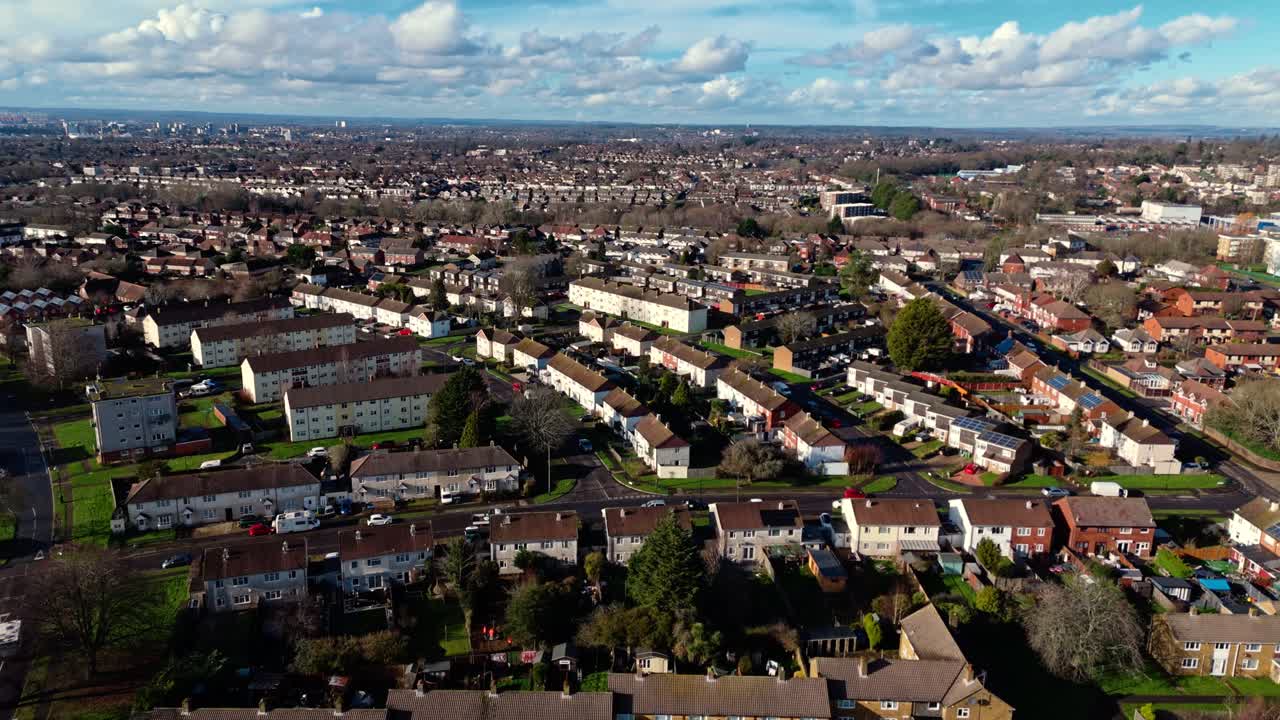 Ripresa aerea con drone del paesaggio di Sholing, una regione di Southampton, in Inghilterra. Un bellissimo sobborgo con case rosse, giardini, strade trafficate con traffico e auto durante un bellissimo tramonto invernale.