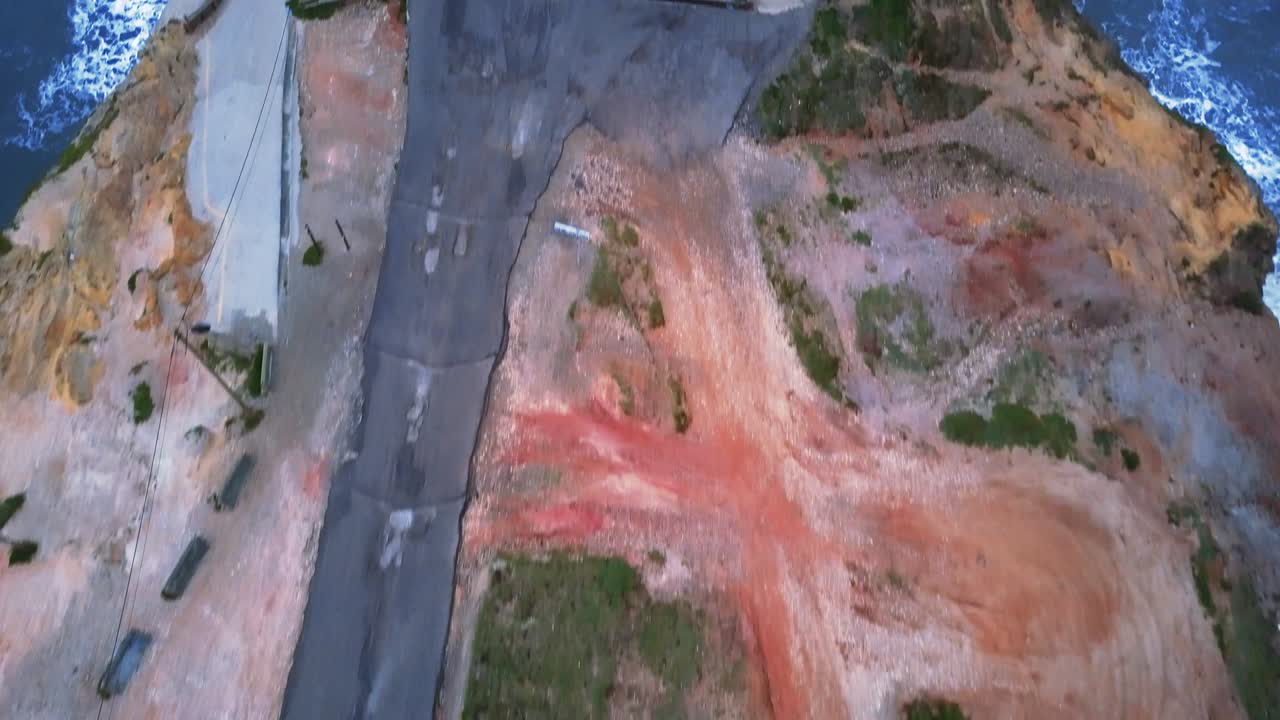 대서양 연안의 상징적인 장소, 빅 웨이브 서핑의 메카, 유럽에서 가장 큰 파도가 있는 장소, 포르투갈의 zone north canyon에 있는 나자레의 등대.