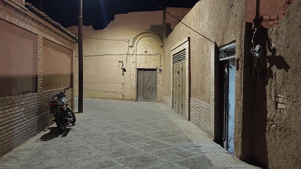 Vicolo stretto e vuoto in una città storica iraniana di notte
