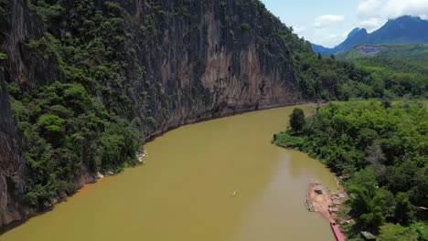 Der-Mekong-Schlängelt-Sich-Um-Den-Dschungel-Von-Luang-Prabang-In-Laos,-Aus-Großer-Höhe,-Mit-Einer-Drohne-Zurückgezogen