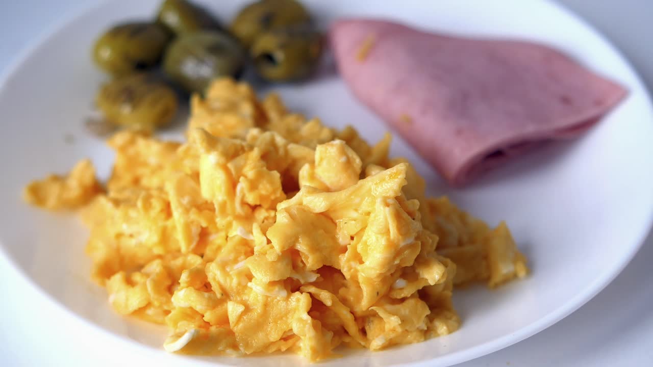 huevos revueltos con jamón y aceitunas