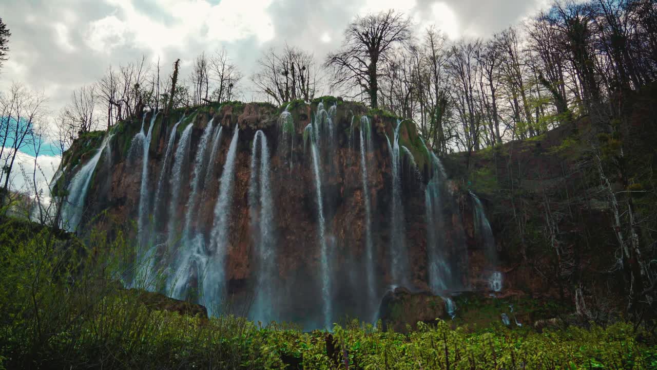 la majestuosa cascada en el parque nacional de los lagos de plitvice en croacia con su excepcional belleza natural. cinemagraph ciclo de video natural sin problemas de las famosas vacaciones turísticas y lugar de filmación del escritor karl may western winnetou películas.
