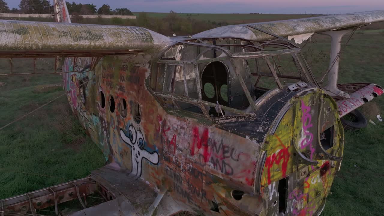 Il relitto di un aereo si fonde con il campo rurale all'ora d'oro, Kalimantsi, Bulgaria