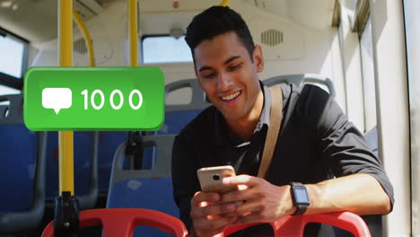 hombre montando un autobús sonriendo mientras chequea su teléfono 4k