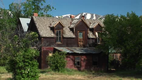 Zoom-In-To-The-Second-Story-Front-Of-An-Abandoned-Ranch-House-In-The-Desert-Southwest