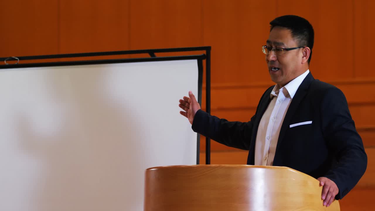 연설 을 하는 사업가