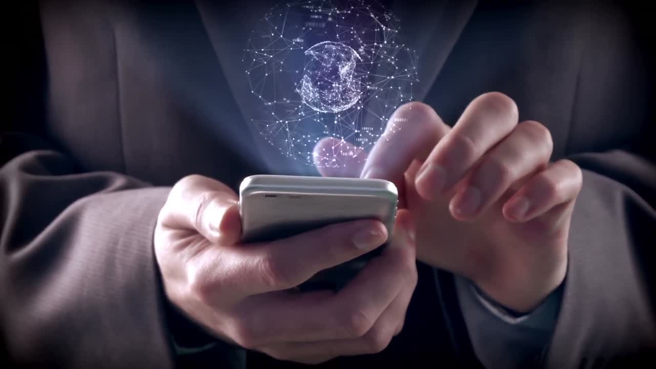 teléfono móvil que toca con la mano con interfaz digital virtual