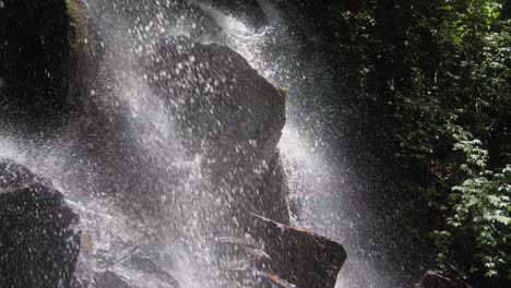 la cascada kanto lampo, iluminada por el fondo en bali, cae con gracia, creando una escena de belleza y maravilla.