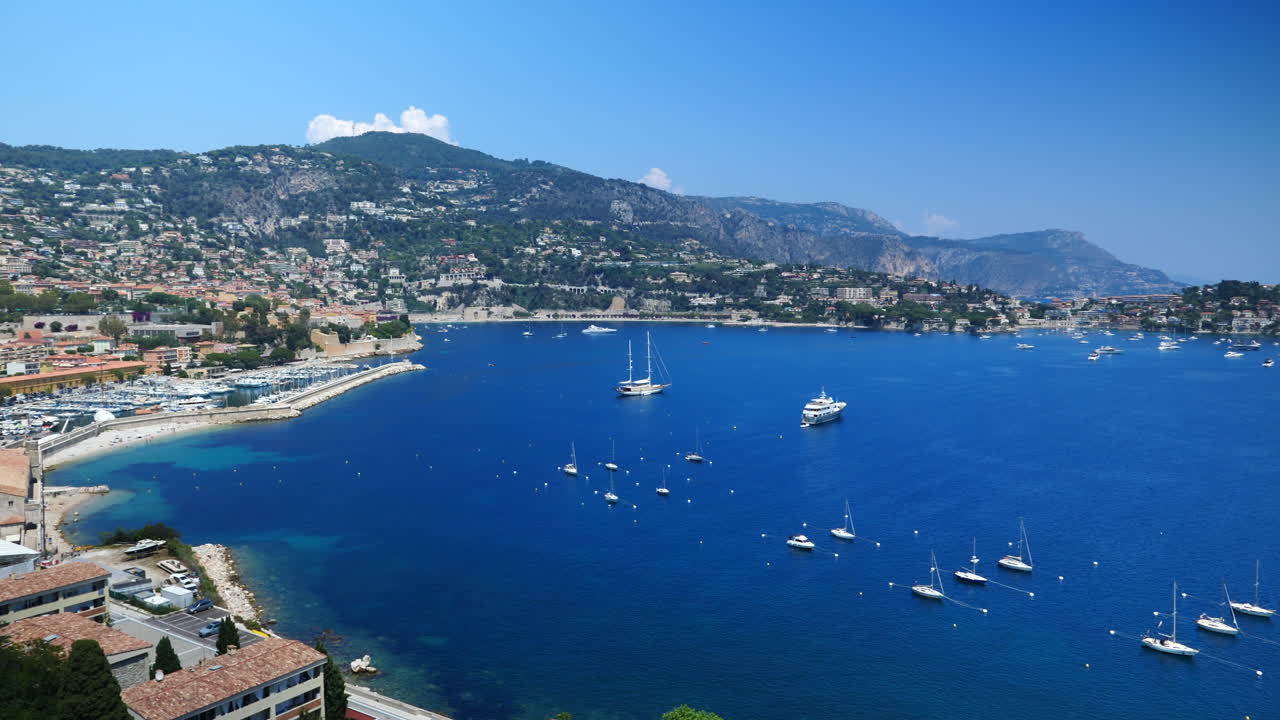 Vista dall'alto su una baia calma con barche ancorate, Villefranche-sur-Mer, Francia