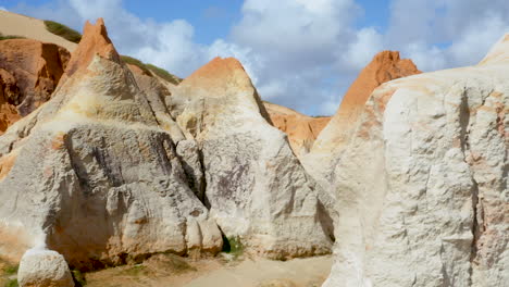 Blick-Inmitten-Der-Klippen,-Morro-Branco,-Ceara